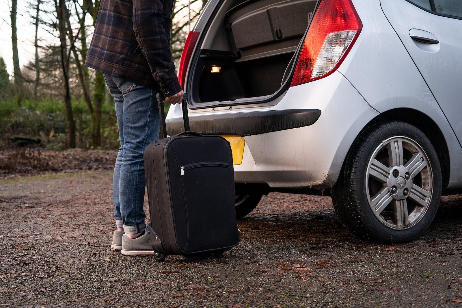 Luggage Trackers Guide: How Bluetooth Trackers Help Find Your Bags
